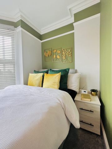 BEDROOM 1- MEDIUM DOUBLE ENSUITE - Photo 3