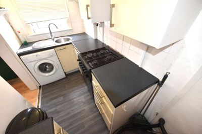 2 bedroom House in Kelsall Road, Leeds - Photo 4