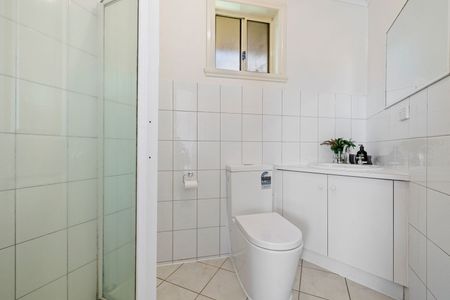 Well Maintained Three Bedroom Townhouse ! - Photo 4
