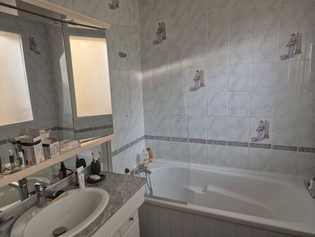 Location Appartement 4 pièces 80m² COLLEVILLE MONTGOMERY 14880 - Photo 3