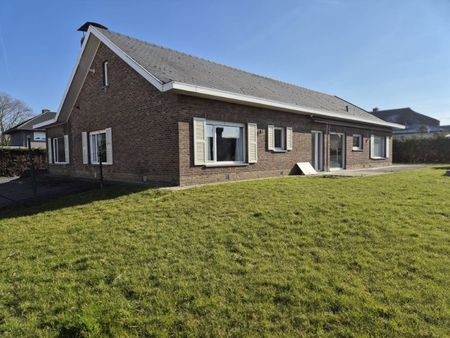 Roeselare-stadsrand. Ruime VILLA met bureel en 5 slaapkamers op een boogscheut van het centrum gelegen. Aparte tuin, 2 zongerichte terrassen en vijver. - Photo 2