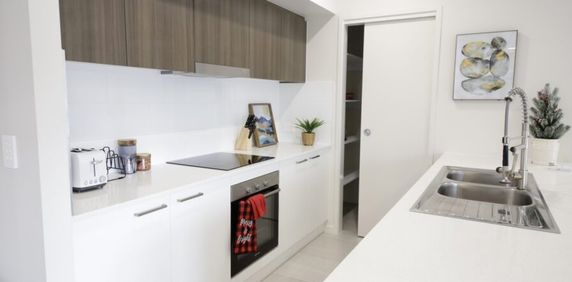 Modern stylish 4 bedrooms 3 bathrooms wonderful sized house with 2 car parking spaces situated in a quiet location （Unfurnished） - Photo 2