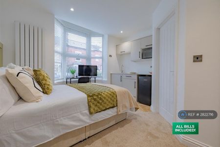 1 bedroom in a house share to rent - Photo 4