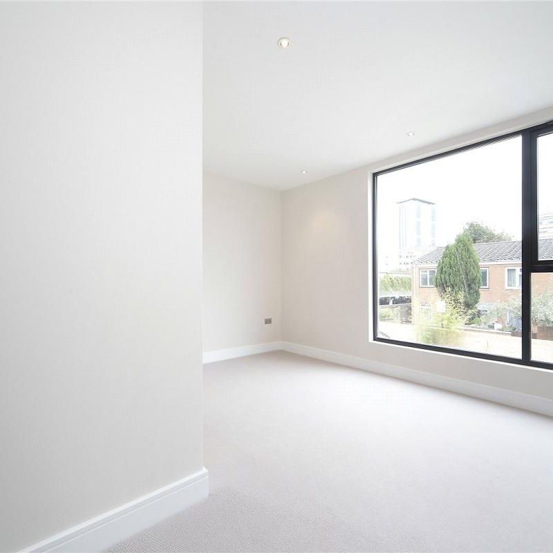 4 bedroom house in Denton Street - Photo 1