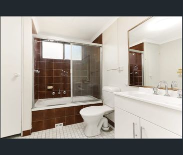 Spacious Ground Floor Apartment with Balcony & Lock-Up Garage - Photo 2