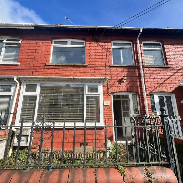 3 bedroom end of terrace house to rent - Photo 2