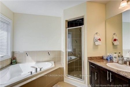 For Lease - 205 Laker Court, Newmarket, Ontario - Photo 2