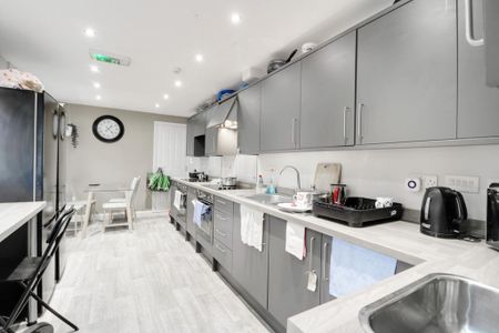 1 bedroom in a house share to rent - Photo 4