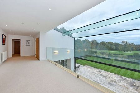 Stunning family home which has been refurbished throughout - Photo 4