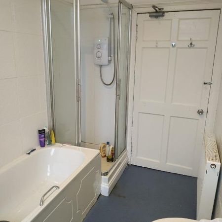 1 bedroom in a flat share to rent - Photo 3