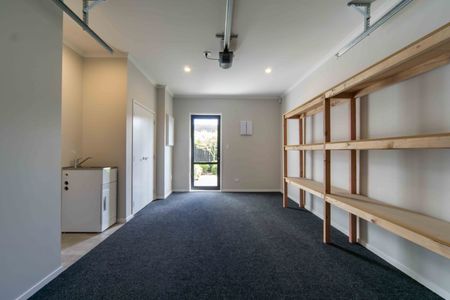 Beautifully Presented Executive Townhouse - Photo 3