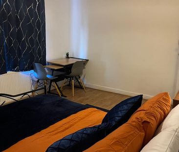 Room in a Shared House, Grange Park Road, M9 - Photo 3
