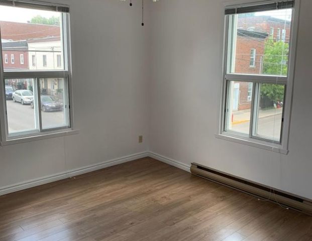 Montréal-Est – Grand logement 5 1/2 à louer au 2e étage - Photo 1