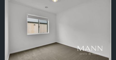 Brand New 5 Bedrooms Home with Solar Panels - Photo 4