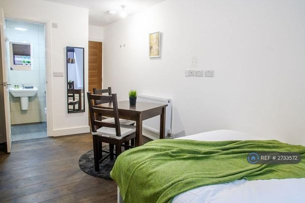 Studio to rent - Photo 1