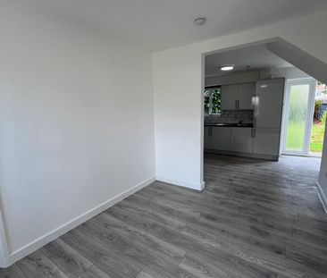Four bedroom house with three bathrooms- Rainham - Photo 4