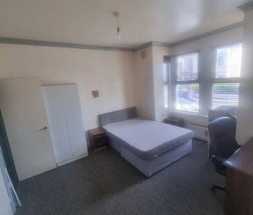 Studio Flat, Scarborough Road, E11 - Photo 3