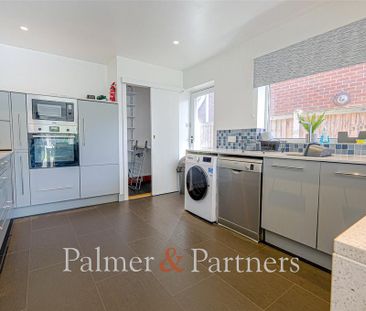 4 bedroom detached house to rent - Photo 4