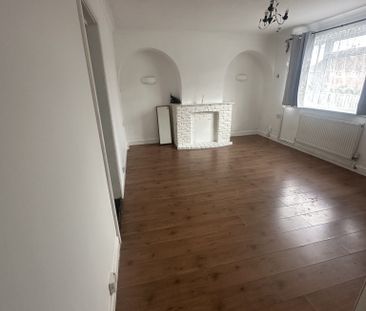 3 bed house in Yeovil - Photo 1