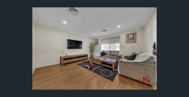 Walk to school! Perfect location.. - Photo 1