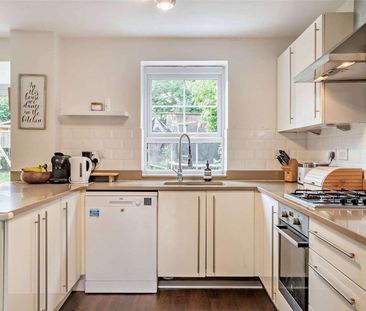 Stylish modern five bedroom family home on Chester cul-de-sac - Photo 1