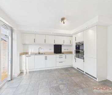 3 bedroom semi-detached house to rent - Photo 6