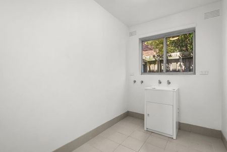 A STYLISH ABODE IN A DREAM LOCATION-6 MONTH LEASE ONLY - Photo 2