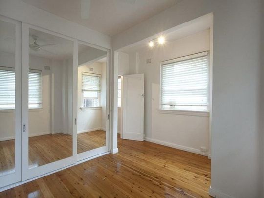 Charming Art Deco Apartment in a Prime Bondi Location - Photo 1