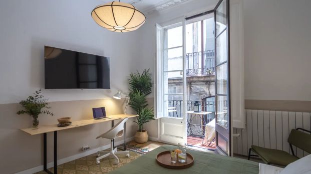 Room in a shared 7-bedroom apartment for rent in Sant Pere Santa Caterina i la Ribera, professionals only - Photo 1