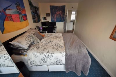 2 bedroom Flat in Eden Drive, Leeds - Photo 2