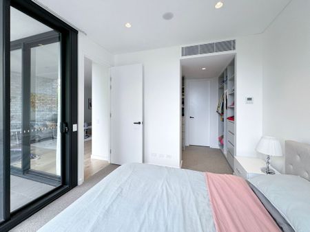 Stunning Nearly New Fully Furnished 3-Bedroom Apartment in the Heart of Bondi Junction - Photo 2