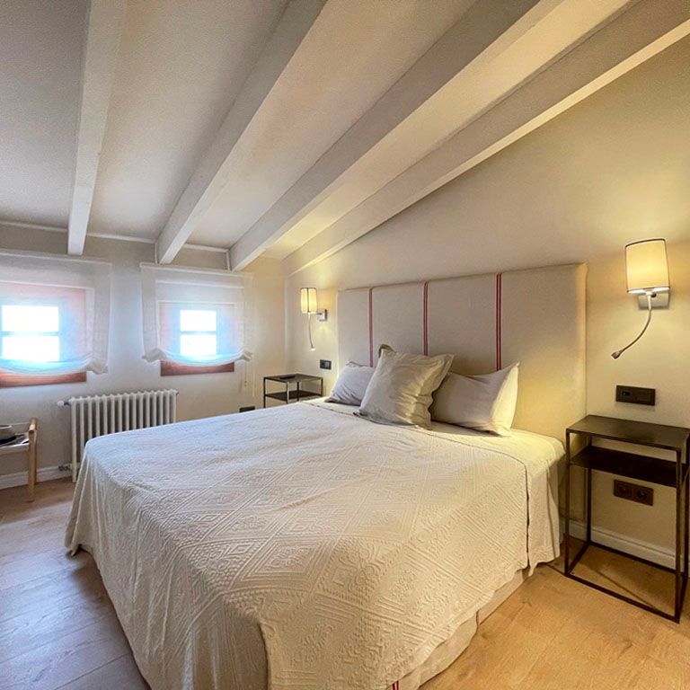 Lujoso apartamento amueblado, 2 dormitorios, terraza, parking, ascensor Casco Antiguo, Palma. - Photo 1