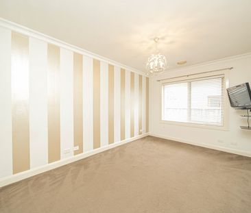 Contemporary Family Home in the Heart of Berwick - Available now - Photo 5