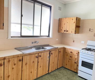 Classic three bedroom free standing home - Photo 3