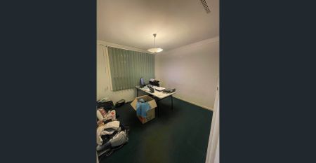 Charming 3-Bedroom Home with Spacious Yard and Games Room in Armadale - Photo 5