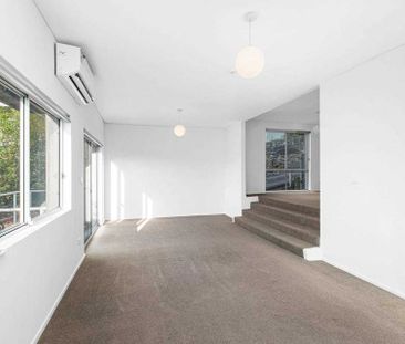 Beautifully presented four-bedroom townhouse with river and bushlan... - Photo 6