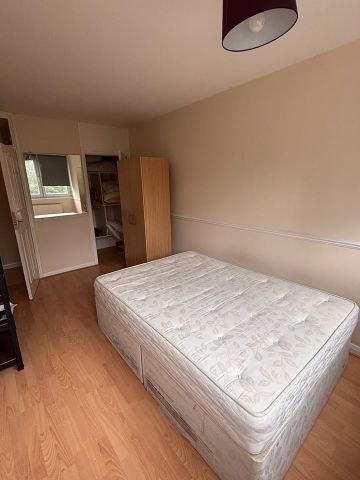 2 Bed Flat, Gambier House, EC1V - Photo 3