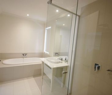 Beautifully presented home in The Heights. - Photo 6