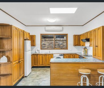 Spacious Beachside Family Home – Just a Short Walk to the Beach! - Photo 6