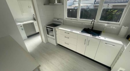 Updaded Gem in Otahuhu ! 2 Bedroom + Internal Garage - Photo 2