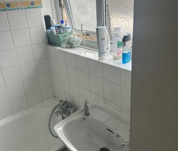 Room in a Shared Flat, Heathfield Place, SW18 - Photo 3