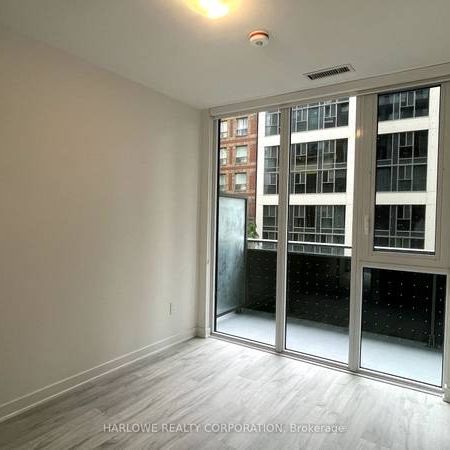 High ceilings spacious layout! - Photo 4