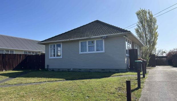 Family Home on Carisbrooke! - Photo 1