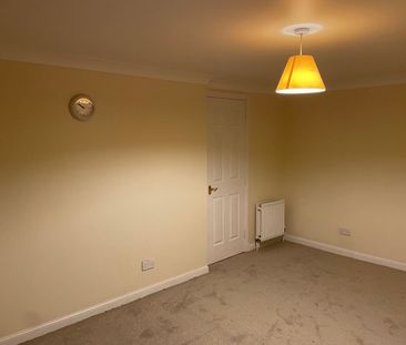 2 Bed Flat, Meadow Place Road, EH12 - Photo 1