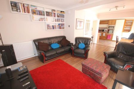 4 bedroom semi-detached house to rent - Photo 2