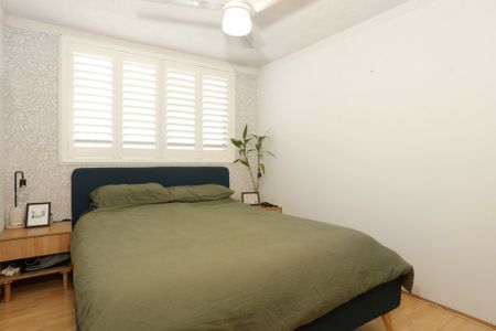 MODERN AND SPACIOUS APARTMENT IN THE CENTRE OF EVERYTHING! - Photo 5