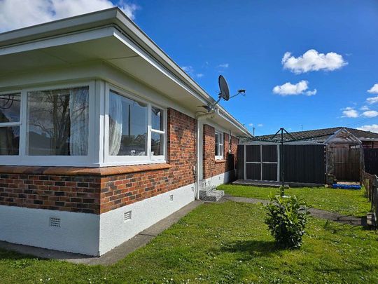 Sunny town house at the golden central Papatoetoe - Photo 1