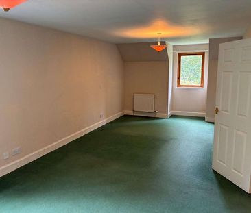 Detached 5 Bedroom Home in much sought after location. - Photo 5