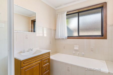 2 Hyde Court, Altona Meadows - Photo 5