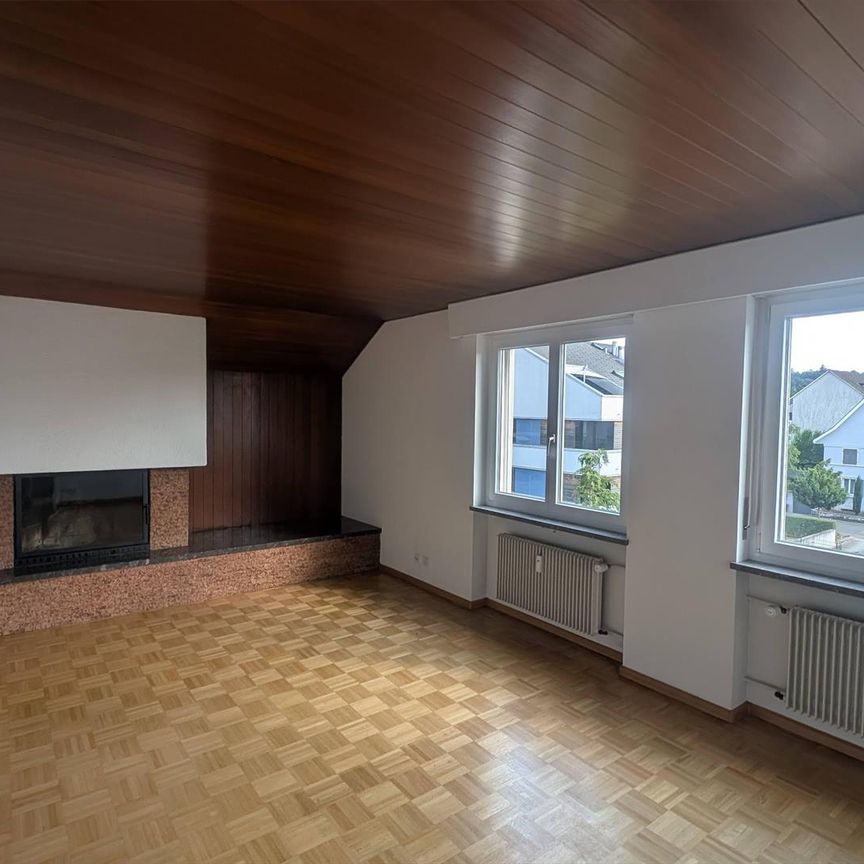 Charmante Dachwohnung mit Cheminée und verglastem Balkon - Foto 1